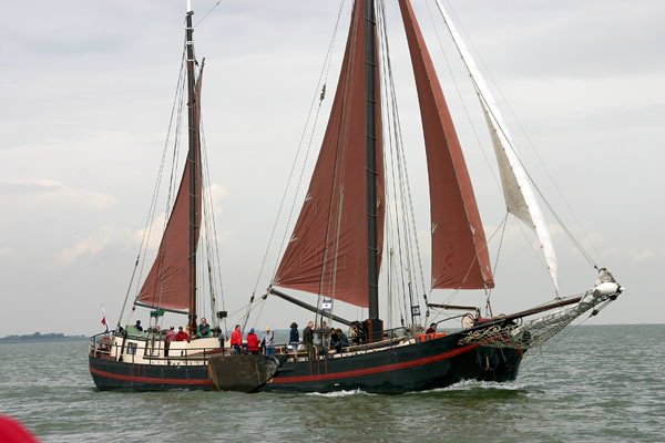 De Chateauroux under full sail, brown sails set, guests along the rail