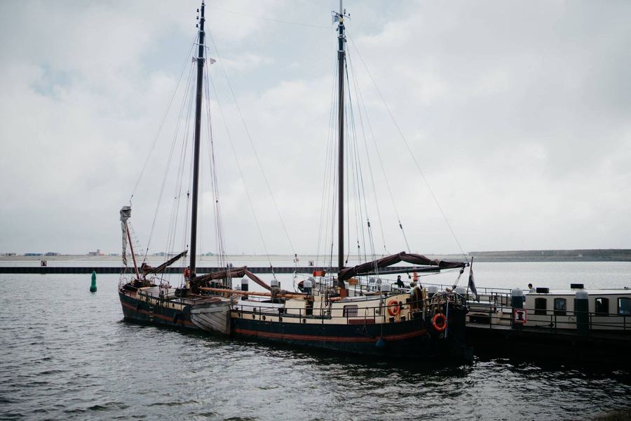 De Chateauroux seen from the side, two masts against a wide open sky at a harbour on the Markermeer